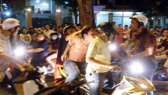 Lực lượng đặc nhiệm bắt đối tượng cướp giật tại TPHCM. ảnh: Người lao động.