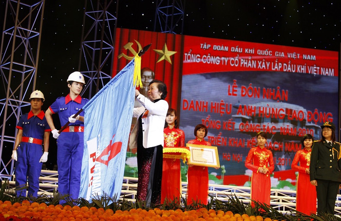 Tổng Bí thư yêu cầu kiểm điểm, làm rõ trách nhiệm và xử lý đối với các tập thể, cá nhân có khuyết điểm, vi phạm trong việc thẩm định, đề nghị cấp có thẩm quyền phong tặng danh hiệu Anh hùng Lao động cho Tổng Công ty cổ phần Xây lắp Dầu khí Việt Nam (năm 2011). ảnh: pvc.