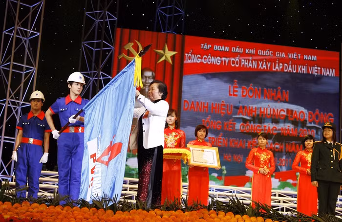 Tổng Bí thư yêu cầu kiểm điểm, làm rõ trách nhiệm và xử lý đối với các tập thể, cá nhân có khuyết điểm, vi phạm trong việc thẩm định, đề nghị cấp có thẩm quyền phong tặng danh hiệu Anh hùng Lao động cho Tổng Công ty cổ phần Xây lắp Dầu khí Việt Nam (năm 2011). ảnh: pvc.