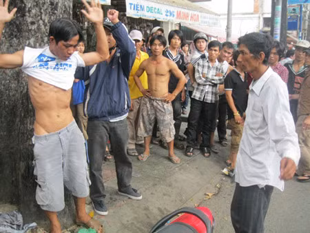 Vụ thứ hai: Xảy ra lúc 16 giờ 30, ngày 6.11 tại cửa hàng của chị Vũ Thị Oanh (SN 1959), ngụ 2B, Phạm Phú Thứ, phường 11, quận Tân Bình bị hai đối tượng đi trên xe máy 61H5-1600 trộm dây xích. Những hành động này không thể qua mắt được “hiệp sĩ”, khi hai đối tượng chuẩn bị nhảy lên xe tẩu thoát cùng tang vật cũng là lúc bọn chúng bị bắt giữ. Khai thác nhanh được biết đối tượng cầm lái tên Nguyễn Văn Hiếu (1982), thường trú 77/13B, Xô Viết Nghệ Tĩnh, phường 26, quận Bình Thạnh, đối tượng trực tiếp trộm cắp là Nguyễn Văn Hồng Trung (1984), ngụ số 2289, đường Hồng Lạc, phường 10, quận Tân Bình. Hai đối tượng này vừa mãn hạn tù về tội sử dụng chất ma túy cách đây vài tháng thì lại tiếp tục phạm tội.