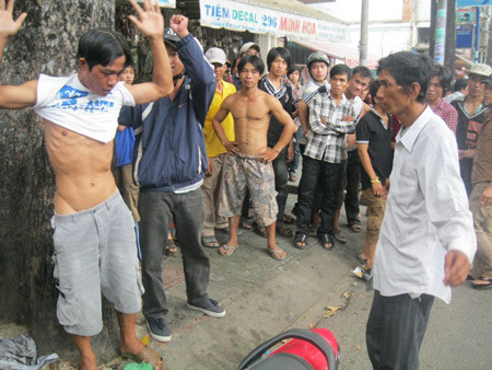 Vụ thứ hai: Xảy ra lúc 16 giờ 30, ngày 6.11 tại cửa hàng của chị Vũ Thị Oanh (SN 1959), ngụ 2B, Phạm Phú Thứ, phường 11, quận Tân Bình bị hai đối tượng đi trên xe máy 61H5-1600 trộm dây xích. Những hành động này không thể qua mắt được “hiệp sĩ”, khi hai đối tượng chuẩn bị nhảy lên xe tẩu thoát cùng tang vật cũng là lúc bọn chúng bị bắt giữ. Khai thác nhanh được biết đối tượng cầm lái tên Nguyễn Văn Hiếu (1982), thường trú 77/13B, Xô Viết Nghệ Tĩnh, phường 26, quận Bình Thạnh, đối tượng trực tiếp trộm cắp là Nguyễn Văn Hồng Trung (1984), ngụ số 2289, đường Hồng Lạc, phường 10, quận Tân Bình. Hai đối tượng này vừa mãn hạn tù về tội sử dụng chất ma túy cách đây vài tháng thì lại tiếp tục phạm tội.