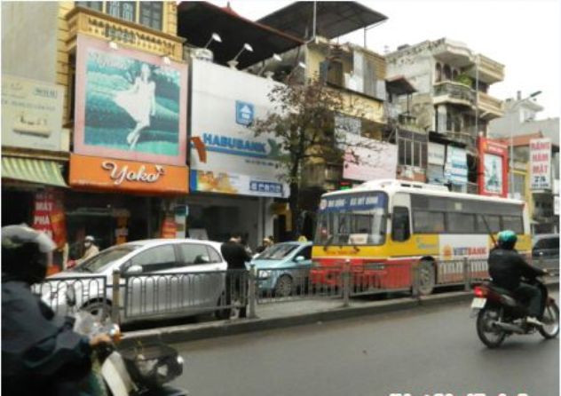 Tối ngày 10/07/2010, cách chỗ bà Nguyệt bị cướp không xa, anh Lê Tiến Tùng (SN1988, ở ngõ 100/59 phố chợ Khâm Thiên, quận Đống Đa - Hà Nội) đi xe máy Dream biển kiểm soát 33K8-5410 đến trước vườn hoa trường Đại học Công Đoàn - Hà Nội. Bỗng anh bị 2 đối tượng đi xe máy Wave không rõ biển kiểm soát vượt lên ép xe, dùng mũ bảo hiểm đập vào đầu anh Tùng, làm anh ngã, xe đổ xuống đường. Chúng đã cướp xe máy của anh rồi bỏ chạy về phía Ô Chợ Dừa Tối ngày 10/07/2010, cách chỗ bà Nguyệt bị cướp không xa, anh Lê Tiến Tùng (SN1988, ở ngõ 100/59 phố chợ Khâm Thiên, quận Đống Đa - Hà Nội) đi xe máy Dream biển kiểm soát 33K8-5410 đến trước vườn hoa trường Đại học Công Đoàn - Hà Nội. Bỗng anh bị 2 đối tượng đi xe máy Wave không rõ biển kiểm soát vượt lên ép xe, dùng mũ bảo hiểm đập vào đầu anh Tùng, làm anh ngã, xe đổ xuống đường. Chúng đã cướp xe máy của anh rồi bỏ chạy về phía Ô Chợ Dừa