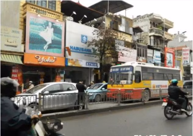 Tối ngày 10/07/2010, cách chỗ bà Nguyệt bị cướp không xa, anh Lê Tiến Tùng (SN1988, ở ngõ 100/59 phố chợ Khâm Thiên, quận Đống Đa - Hà Nội) đi xe máy Dream biển kiểm soát 33K8-5410 đến trước vườn hoa trường Đại học Công Đoàn - Hà Nội. Bỗng anh bị 2 đối tượng đi xe máy Wave không rõ biển kiểm soát vượt lên ép xe, dùng mũ bảo hiểm đập vào đầu anh Tùng, làm anh ngã, xe đổ xuống đường. Chúng đã cướp xe máy của anh rồi bỏ chạy về phía Ô Chợ Dừa Tối ngày 10/07/2010, cách chỗ bà Nguyệt bị cướp không xa, anh Lê Tiến Tùng (SN1988, ở ngõ 100/59 phố chợ Khâm Thiên, quận Đống Đa - Hà Nội) đi xe máy Dream biển kiểm soát 33K8-5410 đến trước vườn hoa trường Đại học Công Đoàn - Hà Nội. Bỗng anh bị 2 đối tượng đi xe máy Wave không rõ biển kiểm soát vượt lên ép xe, dùng mũ bảo hiểm đập vào đầu anh Tùng, làm anh ngã, xe đổ xuống đường. Chúng đã cướp xe máy của anh rồi bỏ chạy về phía Ô Chợ Dừa