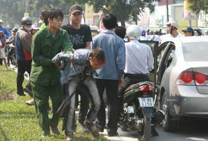 Hồi 11h50' ngày 19/11, tại đoạn đường trước cửa số nhà 231 Nguyễn Trãi - Thanh Xuân - Hà Nội xảy ra vụ cướp giật của một phụ nữ đi đường. Nghe tiếng tri hô, nhiều người đuổi bắt, khi đối tượng chạy đến trước cổng sân vận động Thượng Đình vòng rẽ sang bên trái thì bị một số thanh niên bắt giữ Hồi 11h50' ngày 19/11, tại đoạn đường trước cửa số nhà 231 Nguyễn Trãi - Thanh Xuân - Hà Nội xảy ra vụ cướp giật của một phụ nữ đi đường. Nghe tiếng tri hô, nhiều người đuổi bắt, khi đối tượng chạy đến trước cổng sân vận động Thượng Đình vòng rẽ sang bên trái thì bị một số thanh niên bắt giữ