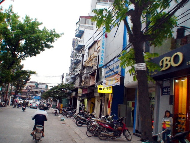 Chiều 5/5/2008, tổ trinh sát thuộc Phòng Cảnh sát điều tra tội phạm về trật tự xã hội Hà Nội đang làm nhiệm vụ tại khu vực ngã 3 Cửa Nam - Đình Ngang thì phát hiện 2 đối tượng đi xe máy, áp sát giật chiếc dây chuyền của chị Phạm Thị Minh (sinh năm 1966, nhà ở 493A Nguyễn Văn Cừ, Long Biên, Hà Nội) Chiều 5/5/2008, tổ trinh sát thuộc Phòng Cảnh sát điều tra tội phạm về trật tự xã hội Hà Nội đang làm nhiệm vụ tại khu vực ngã 3 Cửa Nam - Đình Ngang thì phát hiện 2 đối tượng đi xe máy, áp sát giật chiếc dây chuyền của chị Phạm Thị Minh (sinh năm 1966, nhà ở 493A Nguyễn Văn Cừ, Long Biên, Hà Nội)