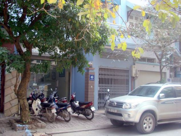 11h ngày 10/07/2010, chị Lê Thị Huyền (trú ở số 1066, khu đô thị Văn Quán - phường Văn Quán - quận Hà Đông) điều khiển xe máy trên đường Nguyễn Thị Thập - phường Nhân Chính - quận Thanh Xuân - Hà Nội. Bất ngờ chị bị 2 đối tượng đi xe máy áp sát cướp giật 1 túi xách trong có 1,5 triệu đồng. 11h ngày 10/07/2010, chị Lê Thị Huyền (trú ở số 1066, khu đô thị Văn Quán - phường Văn Quán - quận Hà Đông) điều khiển xe máy trên đường Nguyễn Thị Thập - phường Nhân Chính - quận Thanh Xuân - Hà Nội. Bất ngờ chị bị 2 đối tượng đi xe máy áp sát cướp giật 1 túi xách trong có 1,5 triệu đồng.