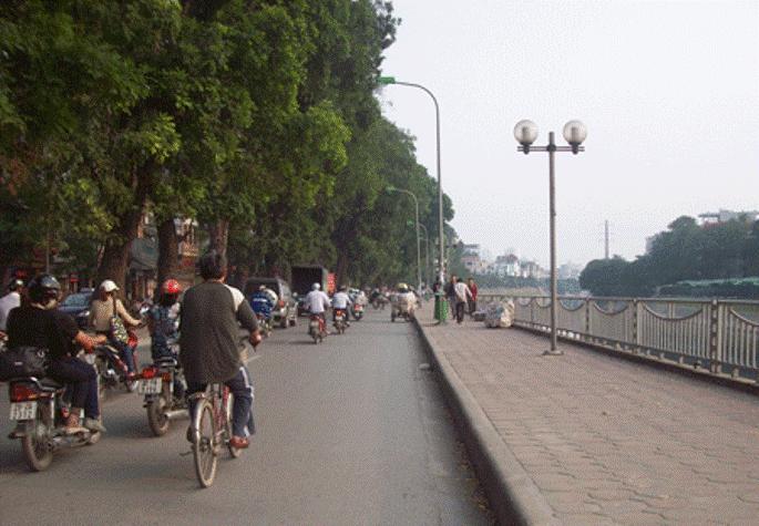 Chiều ngày 12/07/2010, chị Hà Bích Hiếu (ở 467 Bạch Mai - quận Hai Bà Trưng - Hà Nội) đã đến Công an phường Láng Thượng trình báo về việc chị vừa bị cướp giật trên đường. Vào lúc xảy ra vụ cướp, chị đang đi xe máy đến trước cửa nhà số 694 - Đường Láng - phường Láng Thượng - quận Đống Đa - Hà Nội. Bỗng chị bị 2 đối tượng đi xe máy áp sát, giật mất 1 chiếc điện thoại di động, rồi chúng bỏ chạy Chiều ngày 12/07/2010, chị Hà Bích Hiếu (ở 467 Bạch Mai - quận Hai Bà Trưng - Hà Nội) đã đến Công an phường Láng Thượng trình báo về việc chị vừa bị cướp giật trên đường. Vào lúc xảy ra vụ cướp, chị đang đi xe máy đến trước cửa nhà số 694 - Đường Láng - phường Láng Thượng - quận Đống Đa - Hà Nội. Bỗng chị bị 2 đối tượng đi xe máy áp sát, giật mất 1 chiếc điện thoại di động, rồi chúng bỏ chạy