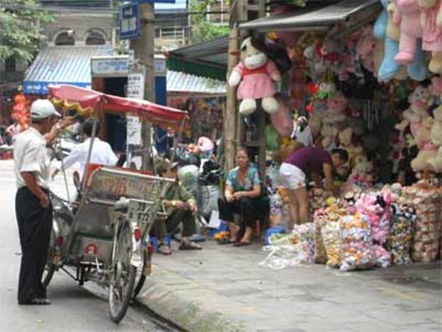 Ngày 21/12/2010, hai đối tượng đi xe máy Wave không biển kiểm soát đến đầu phố Lê Đại Hành - Hoa Lư, cướp giật 1 túi xách trong có 100 triệu đồng và 2 điện thoại di động của chị Phạm Hồng Vân (SN 1984, ở quận Hoàn Kiếm) Ngày 21/12/2010, hai đối tượng đi xe máy Wave không biển kiểm soát đến đầu phố Lê Đại Hành - Hoa Lư, cướp giật 1 túi xách trong có 100 triệu đồng và 2 điện thoại di động của chị Phạm Hồng Vân (SN 1984, ở quận Hoàn Kiếm)