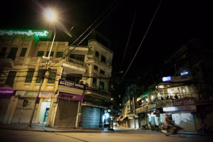 Đêm 2/8/2011, tại ngã tư phố Cầu Gỗ - Đinh Liệt, quận Hoàn Kiếm, chị Đinh Minh Châu ở phố Ngọc Khánh, quận Ba Đình ngồi sau xe máy do bạn gái đèo, đang nghe điện thoại thì bị 2 đối tượng đi trên một xe máy Wave RS màu đỏ áp sát cướp giật chiếc điện thoại di động của chị (trị giá khoảng 1,3 triệu đồng) Đêm 2/8/2011, tại ngã tư phố Cầu Gỗ - Đinh Liệt, quận Hoàn Kiếm, chị Đinh Minh Châu ở phố Ngọc Khánh, quận Ba Đình ngồi sau xe máy do bạn gái đèo, đang nghe điện thoại thì bị 2 đối tượng đi trên một xe máy Wave RS màu đỏ áp sát cướp giật chiếc điện thoại di động của chị (trị giá khoảng 1,3 triệu đồng)