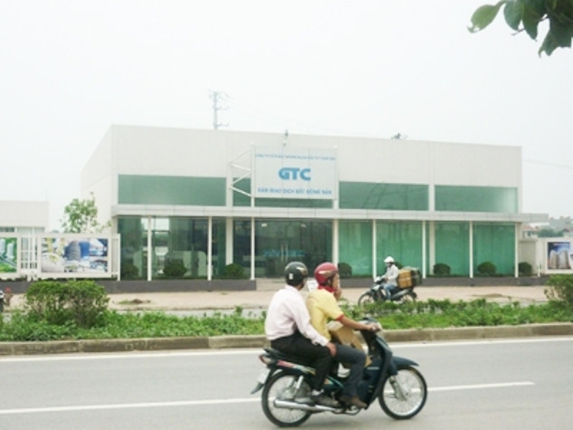 Khoảng 12h30 ngày 8/12/2011, tại đường Lê Văn Lương, huyện Từ Liêm, chị Lê Thị Hồng Phượng (SN 1990, sinh viên đại Hoà Bình, tạm trú Hữu Trung, Hữu Hoà, Thanh Trì) đi xe máy, bị 1 đối tượng đi xe máy cướp giật túi xách. Trong túi có 1,3 triệu đồng và một số giấy tờ tuỳ thân Khoảng 12h30 ngày 8/12/2011, tại đường Lê Văn Lương, huyện Từ Liêm, chị Lê Thị Hồng Phượng (SN 1990, sinh viên đại Hoà Bình, tạm trú Hữu Trung, Hữu Hoà, Thanh Trì) đi xe máy, bị 1 đối tượng đi xe máy cướp giật túi xách. Trong túi có 1,3 triệu đồng và một số giấy tờ tuỳ thân