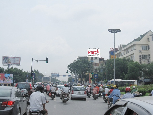 Chiều 16-12, thượng sĩ Nguyễn Quốc Khánh và thượng sĩ Trần Phi Hùng (đều thuộc đội CSGT số 2) làm nhiệm vụ tại ngã tư Kim Mã - Nguyễn Chí Thanh phát hiện một xe máy chạy tốc độ cao và người dân đuổi theo hô cướp. Lập tức Khánh và Hùng tổ chức truy đuổi, vây bắt được hai nghi phạm là Nguyễn Văn Nhạn và Cao Nguyên Sinh, cùng trú ở Triệu Đề, Lập Thạch, Vĩnh Phúc. Kiểm tra xe máy, hai chiến sĩ CSGT phát hiện một biển số xe giả, hai điện thoại di động, máy ảnh và điện thoại iPhone 4 là tang vật vụ cướp Chiều 16-12, thượng sĩ Nguyễn Quốc Khánh và thượng sĩ Trần Phi Hùng (đều thuộc đội CSGT số 2) làm nhiệm vụ tại ngã tư Kim Mã - Nguyễn Chí Thanh phát hiện một xe máy chạy tốc độ cao và người dân đuổi theo hô cướp. Lập tức Khánh và Hùng tổ chức truy đuổi, vây bắt được hai nghi phạm là Nguyễn Văn Nhạn và Cao Nguyên Sinh, cùng trú ở Triệu Đề, Lập Thạch, Vĩnh Phúc. Kiểm tra xe máy, hai chiến sĩ CSGT phát hiện một biển số xe giả, hai điện thoại di động, máy ảnh và điện thoại iPhone 4 là tang vật vụ cướp