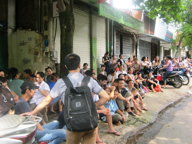 Hàng trăm công nhân đình công vì bức xúc với cách hành xử của lãnh đạo công ty với người lao động Hàng trăm công nhân đình công vì bức xúc với cách hành xử của lãnh đạo công ty với người lao động