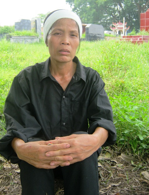 Bà Hòa, em gái ông Thảo đau đớn kể lại sự việc với phóng viên Bà Hòa, em gái ông Thảo đau đớn kể lại sự việc với phóng viên