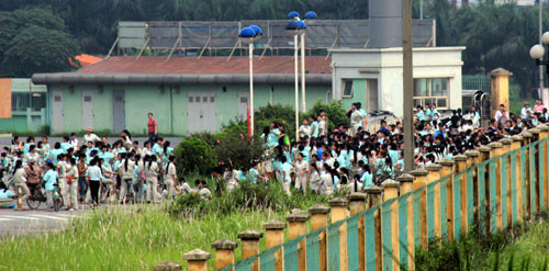 Công nhân tập trung đình công tại Công ty Canon Việt Nam - Ảnh: Phan Hậu (Thanhnien) Công nhân tập trung đình công tại Công ty Canon Việt Nam - Ảnh: Phan Hậu (Thanhnien)