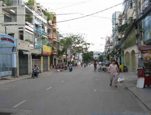 Khoảng 18 giờ ngày 11/9/2009, khi đường sá vẫn còn chật như nêm nhiều người dân hai bên đường Cô Giang (phường Cô Giang, quận 1) nghe tiếng la “cướp, cướp” của một phụ nữ đồng thời thấy một thanh niên đang cuống cuồng chạy nhanh vào con hẻm số 175. Nhiều người dân lập tức truy đuổi.