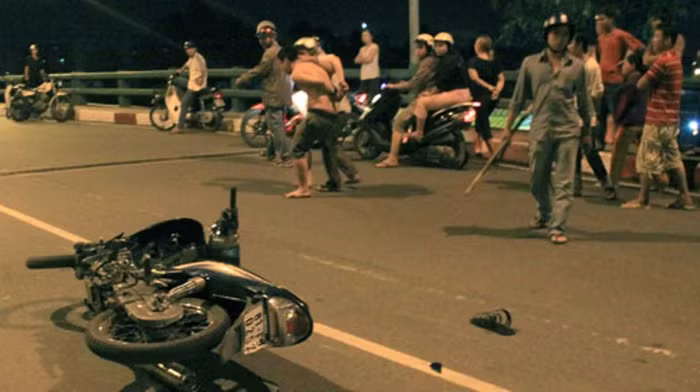 Bắt nóng một vụ cướp giật trên cầu Bùi Hữu Nghĩa (P.Đa Kao, Q.1) rạng sáng 2-9