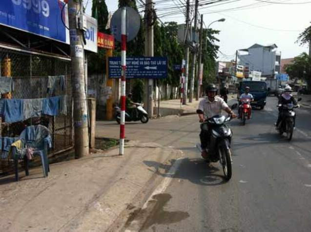 Đầu tháng 2/2010, chị Nguyễn Thị Thanh (ngụ quận Bình Thạnh, TP.HCM) đi xe máy trên đường Kha Vạn Cân về cầu Bình Triệu thì bất ngờ có hai tên thanh niên chạy xe ép sát rồi nhanh tay giật sợi dây chuyền trên cổ chị.