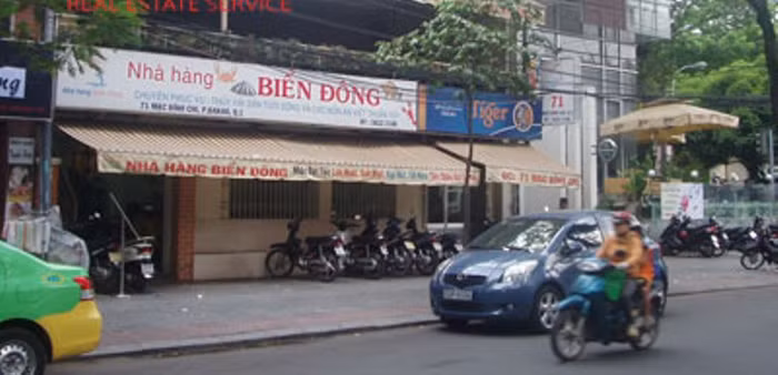 Khoảng 15h ngày 5/9/2009 chị Trần Nguyễn Huyền (SN 1991, ngụ quận Phú Nhuận) đi xe đạp đến số 213 Mạc Đĩnh Chi thì bị hai đối tượng đi xe máy áp sát giật dây chuyền 2 chỉ vàng.