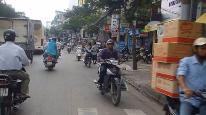 : Mới đây, hai bạn trẻ người Hồng Kông phải lâm vào cảnh khốn khó khi là nạn nhân của nạn cướp giật. Vừa đến TP HCM được 3 ngày, Kay và Doris (cùng sinh năm 1988) hồ hởi dạo phố. Tuy nhiên, khi đang đi trên vỉa hè đường Xô Viết Nghệ Tĩnh (quận Bình Thạnh), đôi bạn trẻ này bị cướp giật mất túi xách đựng giấy tờ tùy thân và tiền bạc