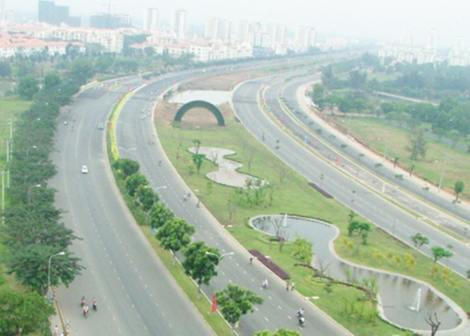 Nhóm "hiệp sĩ" Minh Tiến vừa phát hiện và tóm gọn hai nhóm đối tượng trộm cắp tài sản giữa ban ngày, giao công an xử lý. Vụ thứ nhất: Lúc 14 giờ, ngày 5.11 nhóm “hiệp sĩ” phát hiện đối tượng Đoàn Văn Thành (SN 1976), thường trú số 268/79 điều khiển xe máy mang biển kiểm soát 54N2-0145 chở phía sau Vương Do Sùi (SN 1979), ở số 268/27, cùng ngụ đường Hàn Hải Nguyên, phường 9, quận 11. Hai đối tượng này cứ chạy lượn lờ, mắt nhìn quanh “săn mồi” và tìm sơ hở, thiếu cảnh giác của người dân để ra tay. Bám sát hai đối tượng hơn nửa giờ đồng hồ qua nhiều tuyến đường Vĩnh Viễn, Bà Hạt, Hòa Hảo thuộc quận 10 và quận 11, đến đường Nguyễn Tiểu La thì tên cầm lái dừng lại, tên Sùi nhảy xuống nhanh tay trộm cắp ghế của chị Lê Nguyễn Tú Trinh (SN 1972), ngụ phường 8, quận 10 đang kinh doanh rồi lên xe cho đồng bọn tăng ga phóng đi. Bị phát hiện, hai đối tượng ném trả lại tang vật và chạy với tốc độ kinh hoàng giữa đường phố đông người hòng thoát thân. Truy đuổi gần 10km, nhóm “hiệp sĩ” ép ngã xe, khống chế hai đối tượng trộm cắp giao công an xử lý.