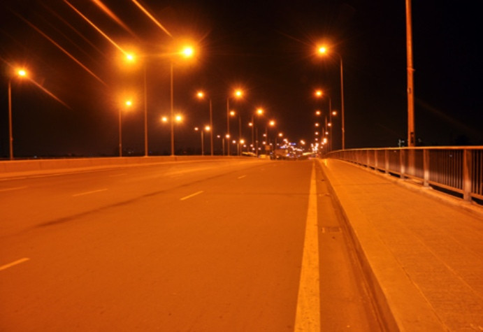 Anh Nguyễn Hồng Kông (ngụ huyện Bình Chánh) kể, 2 tháng trước anh có việc đi trên cầu Nước Lên (quận Bình Tân) vào lúc rạng sáng. Bỗng từ đằng sau có tiếng xe máy xé gió lao đến. Cảm giác rợn người khi một xe chở hai thanh niên vụt qua, ép xe anh vào đường. Tiếp đó, thêm 4 thanh niên khác cũng trờ tới. "Chúng vung gậy và mũ bảo hiểm đánh tới tấp làm tôi sợ quá phải quăng xe bỏ chạy. Chúng ung dung dựng xe mình lên rồi phóng đi, tôi có truy hô, có người đi đường qua lại nhưng không ai dám can thiệp", anh Kông kể. Anh Nguyễn Hồng Kông (ngụ huyện Bình Chánh) kể, 2 tháng trước anh có việc đi trên cầu Nước Lên (quận Bình Tân) vào lúc rạng sáng. Bỗng từ đằng sau có tiếng xe máy xé gió lao đến. Cảm giác rợn người khi một xe chở hai thanh niên vụt qua, ép xe anh vào đường. Tiếp đó, thêm 4 thanh niên khác cũng trờ tới. "Chúng vung gậy và mũ bảo hiểm đánh tới tấp làm tôi sợ quá phải quăng xe bỏ chạy. Chúng ung dung dựng xe mình lên rồi phóng đi, tôi có truy hô, có người đi đường qua lại nhưng không ai dám can thiệp", anh Kông kể.