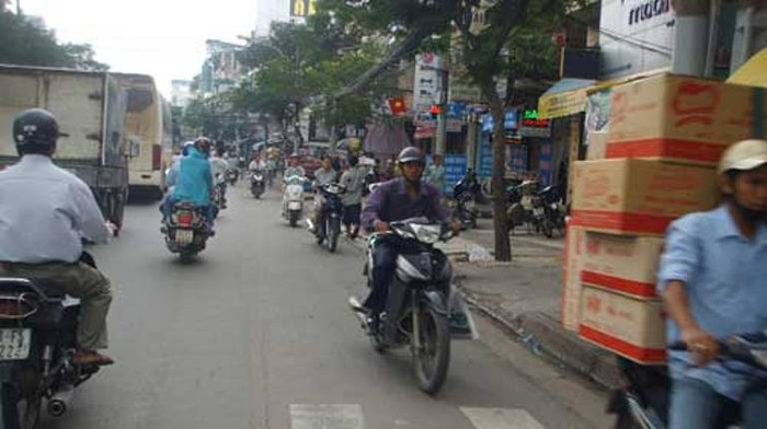 : Mới đây, hai bạn trẻ người Hồng Kông phải lâm vào cảnh khốn khó khi là nạn nhân của nạn cướp giật. Vừa đến TP HCM được 3 ngày, Kay và Doris (cùng sinh năm 1988) hồ hởi dạo phố. Tuy nhiên, khi đang đi trên vỉa hè đường Xô Viết Nghệ Tĩnh (quận Bình Thạnh), đôi bạn trẻ này bị cướp giật mất túi xách đựng giấy tờ tùy thân và tiền bạc