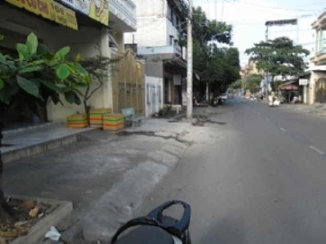 Lúc 9g30 ngày 29-6 anh Nguyễn Đức Thắng chở chị Nguyễn Thị Ngọc Châu (cùng ngụ Tân Uyên, Bình Dương) đi trên đường Lê Niệm, P.Phú Thạnh (Q.Tân Phú, TP.HCM) thì bất ngờ bị một thanh niên áp sát giật dây chuyền. Nghe tiếng tri hô, nhiều người dân truy đuổi và chặn tên cướp.