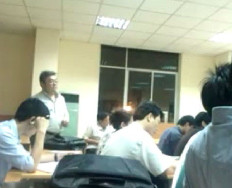 Học viên Lê Trần Công đã có những lời nói, thái độ thiếu tôn trọng giảng viên trong lớp học. (Ảnh cắt từ clip) Học viên Lê Trần Công đã có những lời nói, thái độ thiếu tôn trọng giảng viên trong lớp học. (Ảnh cắt từ clip)