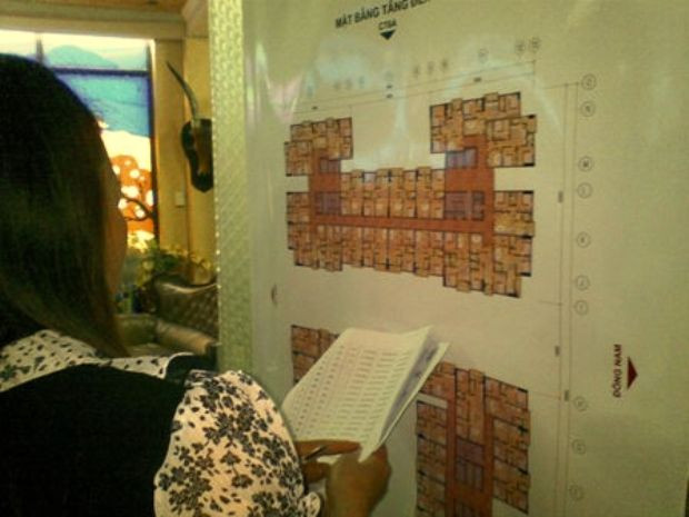 Nhân viên của sàn giao dịch bất động sản của một Công ty Cổ phần xây dựng giới thiệu cho khách hàng về khu đô thị mới Đại Thanh Nhân viên của sàn giao dịch bất động sản của một Công ty Cổ phần xây dựng giới thiệu cho khách hàng về khu đô thị mới Đại Thanh