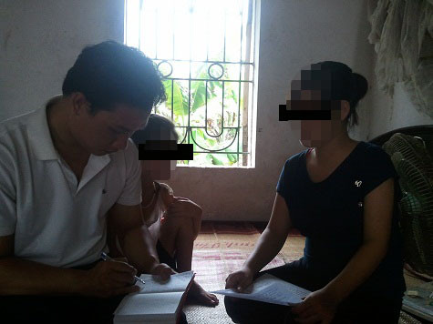 Cháu Linh trò chuyện với phóng viên Cháu Linh trò chuyện với phóng viên