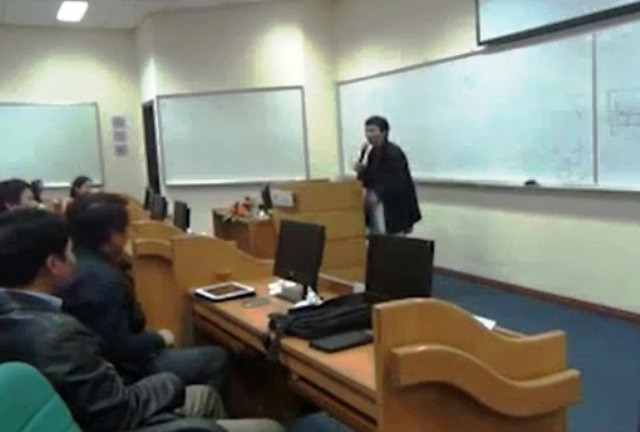 TS. Lê Thẩm Dương trao đổi, trò chuyện trong lớp quản trị thực tế do Viện Quản trị Kinh doanh FSB tổ chức tại hội trường ĐHQG Hà Nội (Ảnh chụp lại từ clip)