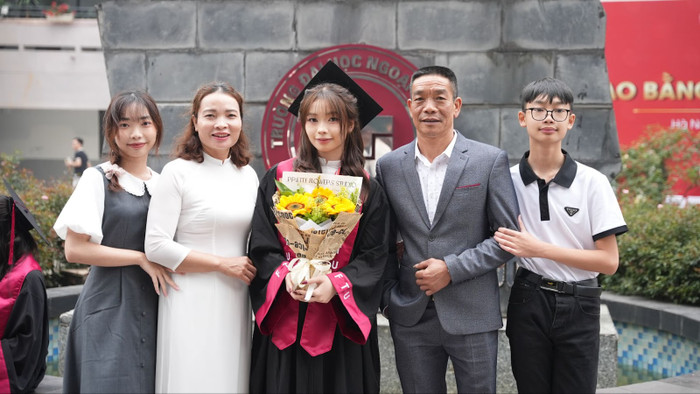 Minh Nguyệt chụp ảnh cùng với bố mẹ và hai em trong buổi lễ tốt nghiệp đại học. (Ảnh: NVCC)