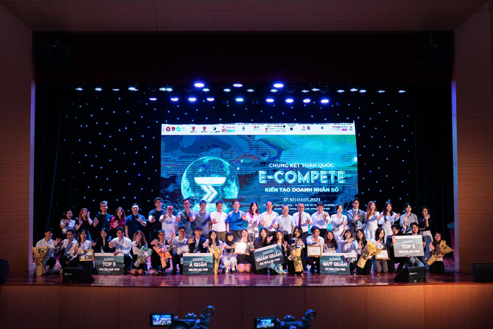 Hình ảnh chụp đêm Chung kết cuộc thi E-COMPETE: Kiến tạo doanh nhân số do Câu lạc bộ Thương mại điện tử Trường Đại học Ngoại thương (Minh Nguyệt làm chủ tịch câu lạc bộ) tổ chức. (Ảnh: NVCC)