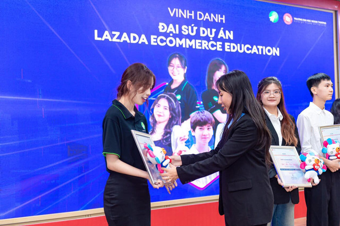 Minh Nguyệt được vinh danh là đại sứ dự án Lazada Ecommerce Education. (Ảnh: NVCC)