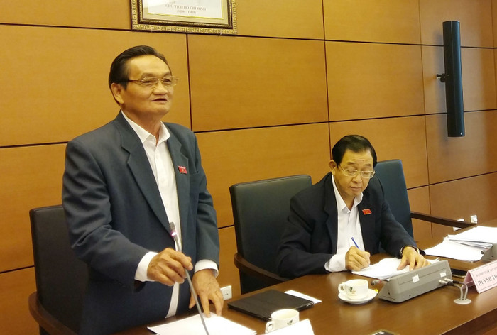 Đại biểu Trần Du Lịch nhấn mạnh, phải khắc phục tình trạng luật chờ thông tư - đó là vấn đề búc xúc của nhân dân. ảnh: Ngọc Quang. Đại biểu Trần Du Lịch nhấn mạnh, phải khắc phục tình trạng luật chờ thông tư - đó là vấn đề búc xúc của nhân dân. ảnh: Ngọc Quang.