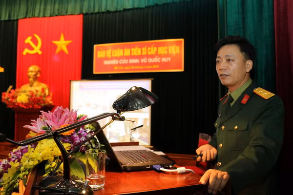 Nghiên cứu sinh Vũ Quốc Huy bảo vệ luận án Tiến sĩ tại Học viện Hậu cần. ảnh minh họa: hocvienhaucan.edu.vn