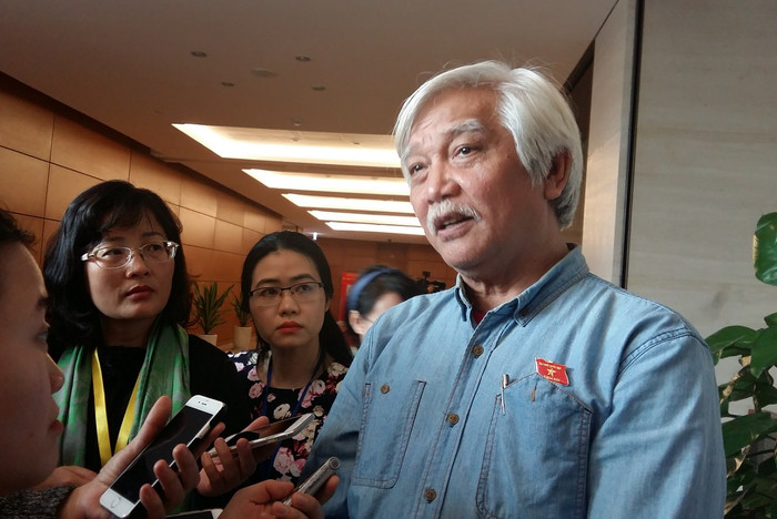 Ông Dương Trung Quốc trả lời báo chí bên lề kỳ họp sáng 30/3. ảnh: Ngọc Quang. Ông Dương Trung Quốc trả lời báo chí bên lề kỳ họp sáng 30/3. ảnh: Ngọc Quang.