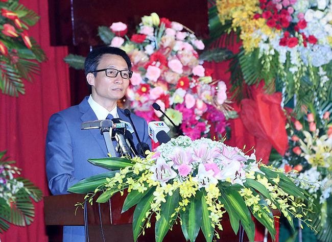 Phó Thủ tướng Vũ Đức Đam: Phát triển giáo dục Đại học cần theo đúng xu thế quốc tế, không thể “vin” vào đặc thù để đi ngược, làm khác những gì đã có tính phổ quát trên thế giới. Phó Thủ tướng Vũ Đức Đam: Phát triển giáo dục Đại học cần theo đúng xu thế quốc tế, không thể “vin” vào đặc thù để đi ngược, làm khác những gì đã có tính phổ quát trên thế giới.