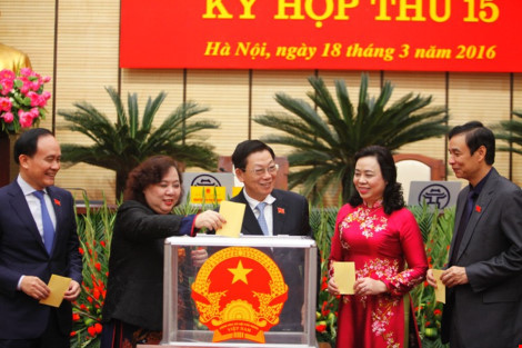 Các đại biểu bỏ phiếu kín bầu bố sung các chức danh lãnh đạo HĐND và UBND thành phố. ảnh: Trọng Phú. Các đại biểu bỏ phiếu kín bầu bố sung các chức danh lãnh đạo HĐND và UBND thành phố. ảnh: Trọng Phú.