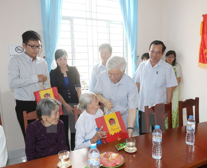 Tổng Bí thư Nguyễn Phú Trọng thăm hỏi và tặng quà các Bà mẹ Việt Nam Anh hùng ở xã Hữu Định, huyện Châu Thành, tỉnh Bến Tre. (Ảnh: Trí Dũng/TTXVN). Tổng Bí thư Nguyễn Phú Trọng thăm hỏi và tặng quà các Bà mẹ Việt Nam Anh hùng ở xã Hữu Định, huyện Châu Thành, tỉnh Bến Tre. (Ảnh: Trí Dũng/TTXVN).