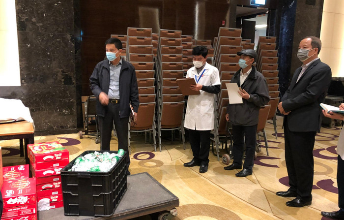 Phó Giáo sư, Tiến sĩ Nguyễn Thanh Phong - Cục trưởng Cục An toàn thực phẩm (Bộ Y tế) kiểm tra công tác đảm bảo an toàn vệ sinh thực phẩm phục vụ Đại hội XIII.