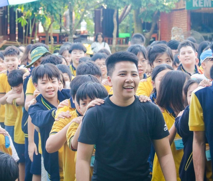 Thầy Nghiêm Nhật Anh trong một hoạt động teambuilding với học sinh trường Everest. Thầy Nghiêm Nhật Anh trong một hoạt động teambuilding với học sinh trường Everest.