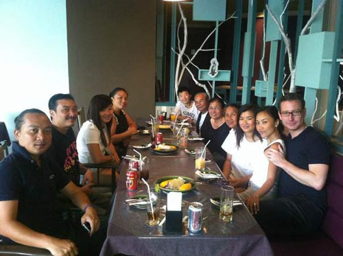 ... và cả trong kỳ nghỉ ở Thái Lan. ... và cả trong kỳ nghỉ ở Thái Lan.