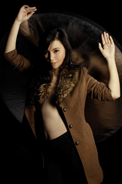 Quãng thời gian cô không xuất hiện trước công chúng, có nhiều lời đồn thổi về đời tư của mình như: Bị cấm diễn, cấm xuất hiện nên không ai mời diễn; đã lấy chồng và có thai 4 tháng; đang nợ nần phải đi trốn; đi phẫu thuật thẩm mỹ nên bị biến dạng không dám xuất hiện… thế nên vừa mới xuất hiện, cô đã phải chụp bộ ảnh nude này để dập tắt tin đồn.