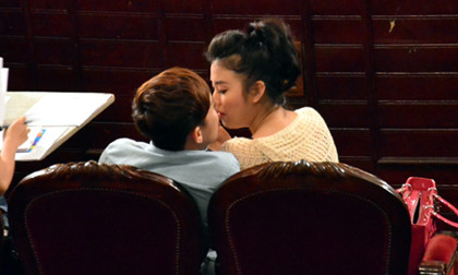 MC Trấn Thành sẽ giải thích như thế nào về cảnh kiss nóng bỏng mắt này. Nhiều fan hâm mộ cho rằng đây chính là "một nửa" mà MC Trấn Thành vẫn giấu kín từ lâu . MC Trấn Thành sẽ giải thích như thế nào về cảnh kiss nóng bỏng mắt này. Nhiều fan hâm mộ cho rằng đây chính là "một nửa" mà MC Trấn Thành vẫn giấu kín từ lâu .