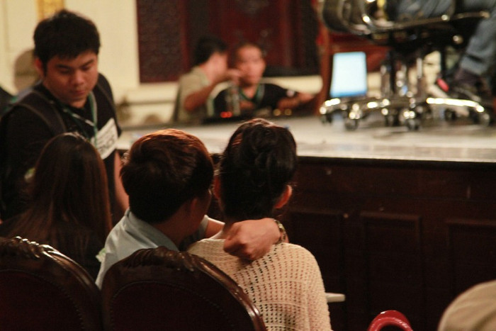 MC Trấn Thành khoác vai bạn gái khá thân mật. MC Trấn Thành khoác vai bạn gái khá thân mật.