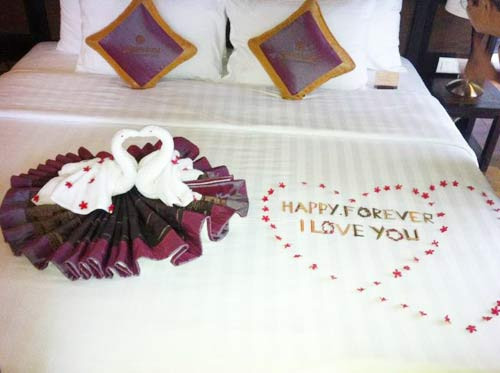 Những lúc ở bên cạnh chồng, Đoan Trang trở nên dịu dàng, nũng nịu, thích được chiều chuộng, yêu thương nhưng không vì thế mà cô mất đi sự cá tính, mạnh mẽ vốn có. Nhắc tới tình yêu, nữ ca sĩ chia sẻ: "Tình yêu với tôi như một mâm cơm và người phụ nữ với nhiều tính cách khi yêu sẽ không khiến người đàn ông yêu mình bị nhàm chán”. Những lúc ở bên cạnh chồng, Đoan Trang trở nên dịu dàng, nũng nịu, thích được chiều chuộng, yêu thương nhưng không vì thế mà cô mất đi sự cá tính, mạnh mẽ vốn có. Nhắc tới tình yêu, nữ ca sĩ chia sẻ: "Tình yêu với tôi như một mâm cơm và người phụ nữ với nhiều tính cách khi yêu sẽ không khiến người đàn ông yêu mình bị nhàm chán”.