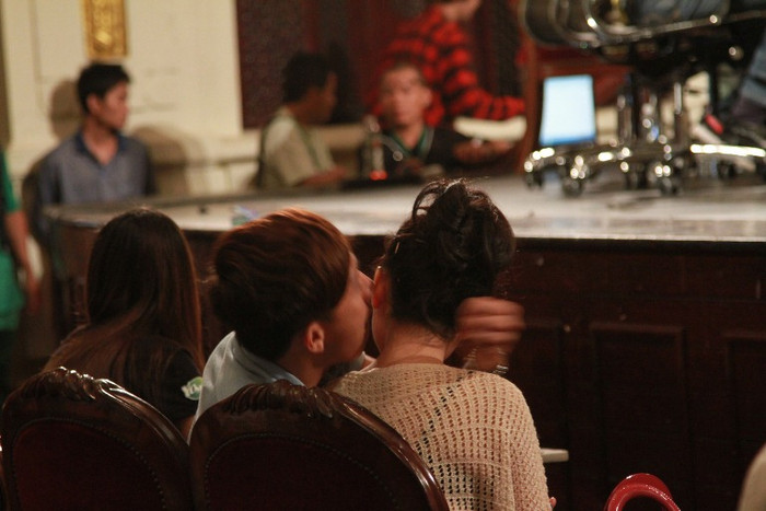 Giờ giải lao, Trấn Thành khẽ hôn trộm vào má cô gái. Giờ giải lao, Trấn Thành khẽ hôn trộm vào má cô gái.