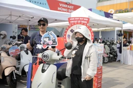 Sự kiện “Đổi xăng lấy điện” tại TP.HCM: Khách hàng mang 2 xe xăng đổi lấy xe điện VinFast về đi Tết