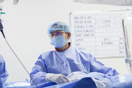 Đang nằm cấp cứu, bác sĩ vẫn rời giường bệnh tới phòng can thiệp cứu bệnh nhân nhồi máu cơ tim